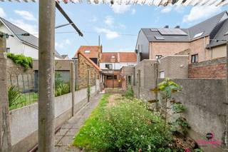 Ben je op zoek naar een woning die je volledig naar eigen smaak kan inrichten? Deze te renoveren rijwoning in het centrum van Gistel biedt tal van mogelijkheden voor handige doe-het-zelvers of investeerders!<br /><br />Ligging & omgeving:<br />De woning is gunstig gelegen nabij alle voorzieningen zoals winkels, scholen, openbaar vervoer en op een boogscheut van belangrijke verbindingswegen.<br /><br />Indeling van de woning:<br />* Inkomhal<br />* Voorplaats met veel lichtinval (ideaal als bureau, hobbyruimte of extra zithoek)<br />* Gezellige leefruimte<br />* Keukenruimte<br />* Badkamer<br />* Centrale hal & nachthal<br />* 2 slaapkamers op de bovenverdieping<br /><br />Troeven van deze woning:<br /><br />* Centrale en rustige ligging in Gistel<br />* Veel potentieel voor renovatie naar eigen smaak<br />* Betaalbare starterswoning of interessante investering<br />* Compact maar doordacht ingedeeld<br /><br />Deze woning heeft renovatiewerken nodig, maar vormt daardoor een mooie kans voor wie op zoek is naar een betaalbare woning met mogelijkheden.<br /><br />💡 Zin om de handen uit de mouwen te steken en van deze woning een thuis te maken? Neem vandaag nog contact met ons op voor een bezoek!