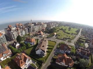 Enkele gesloten garagebox van 3m breed op 5m50 nabij de ingang en de lift van het complex.De ondergrond beschikt over 2 afzonderlijke toegangen...