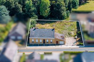 Deze charmante woning met bijgebouw vormt de perfecte basis voor wie op zoek is naar een totaalrenovatie met potentieel.Gelegen op een ruim perceel...