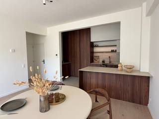 Achteraan in het stijlvolle project Amerikalei 51 bevindt zich dit prachtig afgewerkte appartement van ca. 65 m², waar hedendaags comfort en tijdloze materialen samenkomen.<br /><br />De lichtrijke leefruimte sluit naadloos aan op de volledig op maat gemaakte keuken, afgewerkt in warme walnoot en een verfijnde travertin look & feel. De hoogwaardige parketvloer zorgt voor een warme en elegante uitstraling. Verder beschikt het appartement over één slaapkamer en één stijlvol afgewerkte badkamer.<br /><br />Een absolute troef is het zuidgerichte terras, dat rechtstreeks aansluit op de leefruimte en een heerlijke plek vormt om van de zon te genieten. De nieuwe hoogrendementsramen zorgen daarnaast voor een aangenaam binnenklimaat en een uitstekende akoestische en energetische performantie.<br /><br />Ook het gebouw zelf is volop in transformatie. De voorgevel wordt momenteel volledig opgefrist en geschilderd, terwijl ook de trappenhal en andere gemeenschappelijke delen worden aangepakt.<br /><br />Een stijlvolle stadswoning op een gegeerde Antwerpse locatie, met de rust van een appartement achteraan én het comfort van een kwalitatief vernieuwd project.