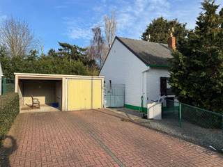 Deze te renoveren woning staat op een terrein van 378m². De woning beschikt over 3 slaapkamers, inkomhal, badkamer en zolder berging. In de tuin is...
