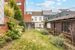 Deze ruime te renoveren woning biedt verschillende mogelijkheden. Dankzij de indeling en perceelbreedte is ze ideaal om:  * te splitsen in twee...