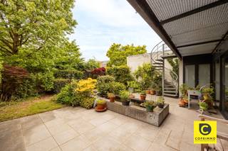 <p><span>Maison double avec beaucoup de potentiel à vendre à Kontich</span></p><p><span>dans une rue calme, à distance de marche du centre de Boom, nous vous proposons cette maison double polyvalente. La propriété se compose de deux unités résidentielles distinctes avec des numéros de maison séparés : Gasstraat 14 et Gasstraat 12A. Une opportunité unique pour ceux qui recherchent une maison kangourou, un investissement avec un potentiel locatif, ou une combinaison de vie et de travail. Ou vous êtes à la recherche d'une maison spacieuse ?</span></p><h3><span>Rue du Gaz 14</span></h3><p><span>Cette propriété dispose d'un espace de vie spacieux et lumineux, d'une cuisine séparée, d'une salle de bains et de deux chambres de taille normale. À l'extérieur, il y a une cour accueillante, idéale pour profiter du plein air. Il y a également une cave, idéale comme espace de stockage supplémentaire.</span></p><p><span>Techniquement, la propriété est en bon état :</span></p><ul><li><span>Double vitrage intégral avec fenêtres en PVC</span></li><li><span>Chauffage au gaz naturel</span></li><li><span>Label EPC C, indiquant une bonne performance énergétique</span></li></ul><h3><span>Rue du gaz 12A</span></h3><p><span>Cette unité résidentielle a une construction et une disposition différentes qui rendent le bien encore plus intéressant :</span></p><ul><li><span>Rez-de-chaussée : un garage très spacieux, idéal pour les voitures, le stockage ou comme espace de travail</span></li><li><span>Premier étage : espace de vie, cuisine équipée et salle de bains</span></li><li><span>Grenier : aménagé en chambre à coucher avec beaucoup de lumière naturelle</span></li></ul><p><span> </span></p><p><span>Cette propriété est également équipée de double vitrage à l'exception d'une fenêtre Velux en bois dans le grenier. Il bénéficie d'un label EPC D, ce qui constitue une base solide avec un potentiel d'amélioration.</span></p><h3><span>Avantages de ce bien :</span></h3><ul><li><span>Deux unités résidentielles séparées avec leur propre numéro de maison et leur propre agencement</span></li><li><span>Idéal pour la vie de kangourou, la double occupation, l'espace de pratique ou comme investissement</span></li><li><span>Situation centrale dans une rue calme de Boom, à proximité des magasins, des écoles et des transports publics</span></li><li><span>Fenêtres à double vitrage dans les deux propriétés (à l'exception d'une fenêtre Velux)</span></li></ul><p><span> </span></p>