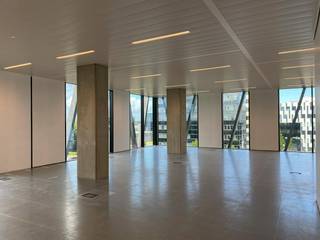 Nieuwe Voorwaarden! Op het Westwing Park te Roeselare bevindt zich deze nieuwbouwkantoorruimte van ca. 238 m² op de 3e verdieping van de Westwing Toren met mogelijkheid tot aankoop van 2 ondergrondse en 4 bovengrondse parkeerplaatsen.<br /><br />Specificaties:<br />- computervloer<br />- verlaagd akoestisch plafond met ventilatie en verwarming + airco<br />- 2 ingangen<br />- 2 toiletten<br /><br />2 ondergrondse parkeerplaatsen - voorzien van laadpalen - en 4 bovengrondse parkeerplaatsen beschikbaar (extra bij te kopen).<br /><br />Ondergrondse parking aan 26.000€ per stuk.<br />Bovengrondse parking aan 17.500€ per stuk.<br /><br />De kantoorruimte kan opgedeeld worden in 4 afzonderlijke bureel- en/of vergaderruimtes. <br /><br />Onmiddellijk beschikbaar.<br /><br />Strategische ligging langs de autostrade (E403) in de nabijheid van het AZ Delta en Mercure Hotel. <br /><br />Bent u op zoek naar bedrijfsvastgoed bestaande uit een kantoor te koop in Roeselare? Aarzel dan niet om ons te contacteren op het nummer 051 21 22 23.