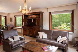 In de www.hugoverriestlaan80.be (url kopiëren en plakken indien doorklikken niet lukt) in Gullegem stellen we jou graag deze te renoveren gelijkvloerse woning voor. Met een bruikbare vloeroppervlakte van 210 m² heb je hier een ruime living, leefkeuken, 4 slaapkamers, badkamer, berging en een dubbele garage. De zolder biedt potentieel indien je meer ruimte nodig hebt en rondom heb je het nodige groen. De ligging is ideaal als je bv. een praktijkruimte nodig hebt. Je hebt visibiliteit en vooraan is er parking genoeg. Maar ook als gezin woon je hier centraal en goed bereikbaar. Het renoveren kan in verschillende fases en een kruipkelder zorgt dat je met leidingen gemakkelijk weg kunt.<br /><br />Via www.hugoverriestlaan80.be kan je een afspraak inplannen. Eveneens via de website verneem je veel meer, zoals een uitgebreide omschrijving, foto's, 360° rondgang, documenten, … <br /><br />DIRECT KOPEN PRIJS: De vermelde prijs is een Direct Kopen prijs. Tegen deze prijs kan er onmiddellijk aangekocht worden zonder verdere prijsonderhandeling. Er kan ook steeds een bod worden uitgebracht via een transparante procedure waarover alles te lezen is op de website van de woning. <br /><br />Groeten, Hendrik van Henry Houser