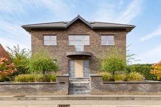 Statige, energiezuinige villa met 3 slaapkamers.Reeds lange tijd op zoek naar een mooi afgewerkte woning die een vlotte bereikbaarheid naar Leuven,...