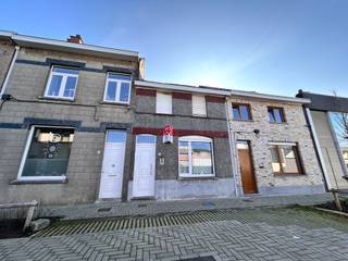 Woning in een rustige straat Dit huis beschikt over een steen-en regenput en heeft een uitgang achteraan naast de garage. In de grote garage...