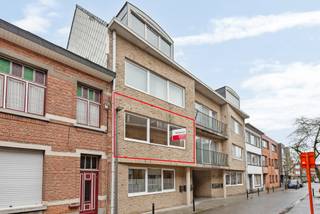 <p><span>Op zoek naar een instapklaar appartement? Of opbrengsteigendom?<br /></span><span>Dan is dit appartement met twee slaapkamers en een vlotte bereikbaarheid voor jou weggelegd!</span><br /><br /><span>Het appartement bevindt zich in de Vredestraat, nabij de Grote markt en Turnova.</span></p>
<p><span>Je hebt hier 90m² aan bewoonbare oppervlakte om van te genieten. Daarbij is het appartement ook nog eens lichtrijk en dat valt meteen op in de ruime woonkamer. Deze is rustgevend en tegelijkertijd ook gezellig door de open keuken. <br />Hier wordt de ruimte optimaal benut door de praktische indeling. </span><br /><span>Het appartement is voorzien van 2 slaapkamers. De grootste slaapkamer heeft een oppervlakte van 13m² en is een echt pareltje. Je hebt hier namelijk de ruimte voor een grote boxspring én kasten. De tweede kamer meet 10m² en fungeert momenteel als kinderkamer, maar kan ook dienst doen als home office of dressing.</span><br /><span>De badkamer is praktisch ingericht met een wastafel, een bad. Verder een aparte berging met voldoende plaats voor wasmachine, droogkast en enkele handige rekken.</span><br /><br /><span>Ander pluspunt is de ruime garagebox met mogelijkheid aan te kopen voor <span>slechts € 10.000 !!</span></span><br /><br /><span>Bovendien woon je in het centrum van Turnhout en heb je alle voorzieningen zoals de supermarkt, bank en eetgelegenheid in je directe omgeving. Daarnaast lig je op wandelafstand van sport en recreatiezones, openbaar vervoer, scholen,...<br /><br />Troeven:</span></p>
<p><span>- Instapklaar<br />- Lage gemeenschappelijke kosten (€ 65,00)<br />- Gunstige EPC !! 116 kwh/m²J<br />- Garagebox!</span><span></span></p>