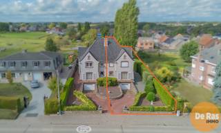 KIJKDAG ZON. 05/07/2026 VAN 10U - 14U (op afspraak!! 053/60.65.60!!) <br />ERPE-MERE - Degelijke gezinswoning in het landelijke Mere<br /><br />Deze woning bevindt zich in het hart van Mere, op wandelafstand van de kerk, scholen, winkels en het openbaar vervoer, en beschikt bovendien over een zeer vlotte aansluiting op de E40. Het gaat om een degelijk gebouwde en goed onderhouden woning met een iets compactere leefruimte op het gelijkvloers, maar met dezelfde logische indeling en mogelijkheden als gelijkaardige woningen in de buurt. De woning is momenteel verhuurd.<br /><br />Bij het binnenkomen komt u terecht in een inkomhal met trap, met daarnaast een apart bureau dat ideaal kan dienen als werk- of hobbyruimte. De gezellige woonkamer met eetplaats sluit mooi aan op de aparte keuken, terwijl een berging en een afzonderlijk toilet het gelijkvloers volledig maken. Op de eerste verdieping bevinden zich drie slaapkamers en een badkamer uitgerust met bad, toilet en badkamermeubel. Via een vaste trap bereikt u de zolder, waar extra kamers of een polyvalente ruimte kunnen worden ingericht.<br /><br />De kelderverdieping biedt plaats aan een technische ruimte met CV-installatie op mazout, een wasruimte en een inpandige garage. Achteraan beschikt de woning over een aangenaam terras met zicht op de achterliggende boomgaard en weide.<br /><br />De opgegeven perceel groottes zijn voorlopig, in afwachting van de definitieve opmeting en splitsing. Daarnaast bestaat de mogelijkheid om een extra tuinperceel van ongeveer 700 m² aan te kopen.<br /><br />Deze woning is ideaal voor starters, gezinnen, kangoeroe wonen of iedereen die op zoek is naar een degelijk gebouwde woning met uitbreidingsmogelijkheden. Voor meer informatie of een bezoek kan u terecht via info@immoderas.be of 053/60.65.60.