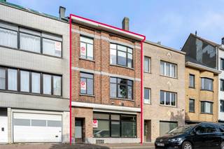 Ontdek dit interessante opbrengsteigendom te koop, rustig gelegen langs de Dokter Eduard Moreauxlaan te Oostende. Het gebouw omvat vier verhuurde en vergunde entiteiten op een uitstekende locatie vlakbij het strand, lokale voorzieningen en het openbaar vervoer. Een ideale opportuniteit voor investeerders.*Het gelijkvloers (appartement 0001 - 111m²)- ruime woonkamer, geïnstalleerde keuken, terras, apart toilet, nachthal, badkamer voorzien van lavabo en douche, berging, slaapkamer 1 en slaapkamer 2. - EPC 525 kWh/m² - verhuurd aan 460 euro per maand * Tussenverdieping (studio 0102 - 49m²)- leefruimte, open geïnstalleerde keuken, slaaphoek, badkamer met lavabo en douche.- EPC 542 kWh/m²- verhuurd aan 500 euro per maand* Eerste verdieping (appartement 0101 - 74m²) - inkomhal, lichtrijke woonkamer, geïnstalleerde keuken, badkamer voorzien van lavabo en douche en slaapkamer. - EPC van 169 kWh/m²- verhuurd aan 511 euro per maand* Tweede verdieping (appartement 0201 - 74m²) - inkomhal, lichtrijke woonkamer, geïnstalleerde keuken, badkamer voorzien van lavabo en douche en slaapkamer. - EPC 197 kWh/m² - verhuurd aan 407 euro per maand Pluspunten: - rustige buurt vlakbij het strand- 4 vergunde entiteiten- elk appartement beschikt over een privatieve berging- fietsenberging in het gebouwOp zoek naar een opbrengsteigendom te koop? Contacteer ons voor een bezoek ter plaatse!EPC: 542 kWh/m²EPC: 169 kWh/m²Bestuursmaatregelen in het maatregelenregister: nee