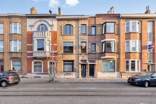 DISCOVERY DAY: sam. 07/02 de 10h à 12hSoyez les premiers à découvrir cette propriété ! Attention, uniquement sur rendez-vous !www.sint-pietersaalststraat65.beEn bordure du prestigieux quartier Million, nous vous proposons cette belle propriété avec belle façade, composée de 2 appartements. La propriété se compose d'un appartement d'une chambre au rez-de-chaussée et d'un appartement en duplex au 1er étage. Les appartements disposent d'un accès au jardin, d'une cave et de compteurs individuels. Les deux entités sont considérées comme autorisées par la ville de Gand.L'appartement du rez-de-chaussée app. (83m²) : grand espace de vie avec cuisine attenante à rénover, chambres arrière, toilettes, buanderie et salle de bain avec douche. Actuellement loué. Label EPC B (190 kWh/m²an). Électricité conforme.Le duplex app. (168m²) : Rez-de-chaussée avec espace de vie à l'avant avec de grandes fenêtres impressionnantes, laissant entrer beaucoup de lumière du soleil. Ensuite, il y a le coin salon avec la cuisine à rafraîchir. Cet étage abrite également la salle de bains avec baignoire, lavabo et toilettes. L'étage supérieur comprend deux grandes chambres et des toilettes supplémentaires. Actuellement en pleine propriété. Label EPC B (198 kWh/m²an). Conforme aux normes d'électricité.L'emplacement privilégié de la propriété se traduit, entre autres, par un accès facile à la gare St Peter's (650m) et à l'arrêt de tram vers le centre ville (100m).Il s'agit d'une propriété idéale pour ceux qui souhaitent y apporter leur propre style, ou pour un investissement à fort potentiel locatif.