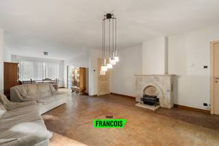 In een rustige doodlopende straat, op wandelafstand van het centrum van Brugge, bevindt zich deze alleenstaande woning met ruime tuin. Een groene...