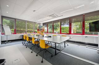 <p><span>Ontdek deze aantrekkelijke investeringsopportuniteit aan </span><strong><span>Excelsiorlaan 32-34 in Zaventem</span></strong><span>, gelegen in het gevestigde </span><strong><span>Keiberg Business Park</span></strong><span>. Het gerenoveerde kantoorgebouw geniet van een strategische ligging, vlak bij Brussels Airport en de E40, en biedt een uitstekende bereikbaarheid.</span></p>
<p><span>Het pand omvat in totaal </span><strong><span>2.937 m² kantoorruimte</span></strong><span> op een </span><strong><span>terrein van 4.214 m²</span></strong><span>, met </span><strong><span>91 parkeerplaatsen</span></strong><span>. De kantoorruimtes zijn verdeeld over verschillende verdiepingen: </span><strong><span>979 m² op het gelijkvloers, 492 m² op de eerste verdieping en 200 m² op de tweede verdieping</span></strong><span>, aangevuld met </span><strong><span>1.266 m² die momenteel beschikbaar is voor verhuur</span></strong><span>. Dit biedt een aanzienlijk potentieel voor bijkomende huurinkomsten en waardegroei.</span></p>
<p><span>Het gebouw is momenteel </span><strong><span>voor 57% verhuurd</span></strong><span> en genereert een </span><strong><span>geïndexeerde jaarlijkse huurinkomst van €161.279</span></strong><span>. Dankzij de uitstekende ligging, de gerenoveerde staat en het bijkomende verhuurpotentieel vormt dit pand een </span><strong><span>aantrekkelijke investeringsmogelijkheid voor investeerders die op zoek zijn naar een kwalitatief kantoorgebouw in Zaventem</span></strong><span>.</span></p>