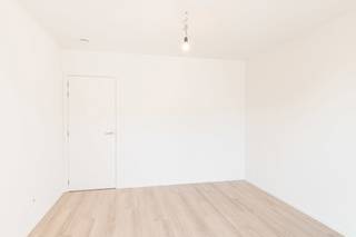 Volledig instapklaar, bijna energieneutraal (BEN20), 5 jaar vrijstelling van het kadastraal inkomen, 6% BTW mogelijk, meteen beschikbaar bij akte, groot terras: dit 2-slaapkamerappartement in Blaasveld bundelt alle grote troeven die je vandaag zoekt. Het appartement is volledig afgewerkt en professioneel geschilderd, zodat je zonder extra kosten meteen kan intrekken of het onmiddellijk kan verhuren. De leefruimte is lichtrijk dankzij de grote ramen en sluit mooi aan op de open, volledig uitgeruste keuken en aansluitende berging. Via de leefruimte heb je toegang tot een aangenaam terras met zicht op de rustige, groene omgeving van het project. De slaapkamers zijn praktisch ingedeeld en de badkamer is afgewerkt met kwalitatieve materialen. Het appartement is uitgerust met warmtepomp, zonnepanelen en vloerverwarming, wat zorgt voor een laag energieverbruik en een aangenaam binnenklimaat. Wie in aanmerking komt, kan genieten van het verlaagde 6% BTW-tarief, wat de aankoop financieel nog interessanter maakt (Ook als investeerder!). De ligging in het charmante Blaasveld, tussen Mechelen en Willebroek, biedt een rustige woonomgeving met vlotte bereikbaarheid, nabij winkels, openbaar vervoer en belangrijke invalswegen. Dit appartement is ideaal voor wie op zoek is naar een zorgeloze, instapklare woonoplossing, maar is ook bijzonder geschikt als veilige en duurzame investering. Neem gerust contact op voor meer informatie of een bezoek.