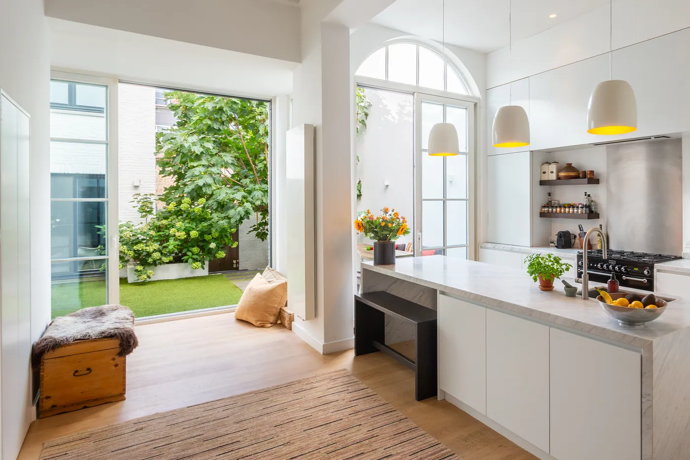 Stylishly furnished apartment with spacious outdoor area - photo 5