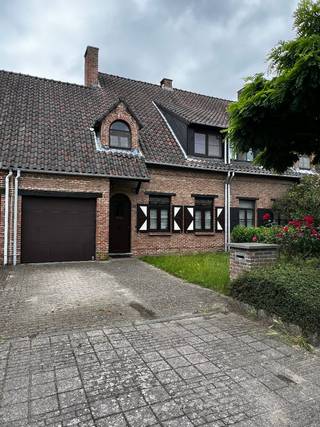 Wij stellen je graag deze charmante woning voor gelegen in een rustige wijk op een gezellig plein. <br />Het is een zeer kindvriendelijke buurt, nabij Fort 7 en het Schoonselhof waar mooie, rustige wandelingen mogelijk zijn. <br />Met een Mobiscore van 8,8/10 is er onder andere een ruim aanbod aan openbaar vervoer, meerdere scholen en winkels in de buurt en belangrijke verbindingswegen vlakbij.<br /><br />Je komt binnen in de inkomhal met een gastentoilet en een kleine vestiaire om jassen en/of schoenen op te bergen. <br />Er is een ruime leefruimte met een open haard en veel lichtinval. <br />De vernieuwde ruime keuken met een hoogwaardige afwerking is onder andere voorzien van een ergonomische vaatwasser, een oven met wegklapbare deuren en praktische kastinrichting. <br />Via de keuken en/of de inkomhal krijg je toegang tot de garage met elektrische poort, de kelderberging en alvast een tweede toilet. <br />Op deze benedenverdieping komt u na de keuken terecht in een gezellige veranda met aansluitend een zonnige, zuidwest-georiënteerde tuin waar u rustig kan ontspannen. <br /><br />Op de eerste verdieping vind je drie ruime slaapkamers, waarvan één met een ingebouwde kleerkast. <br />Verder is er een aparte (en derde!) toilet voorzien naast de badkamer. Deze comfortabele badkamer is volledig vernieuwd. Het biedt een ruime inloopdouche, een dubbele lavabo en ingemaakte kasten. Dit met een eigentijds design. <br />Achter een vijfde deur vind je een kleine hal met een vaste trap die je naar een vierde kamer brengt, een grote zolderverdieping met veel mogelijkheden. <br /><br />Deze instapklare woning is energiezuinig en conform:<br />- EPC B<br />- Zonnepanelen <br />- Volledig conform elektrische installatie <br /><br />Plant u graag een bezoek in, dan mag u ons contacteren via mail:<br />ineas.wouters@hotmail.com <br />marieke-meert@hotmail.com<br />Gelieve steeds beide mailadressen tezamen te contacteren.