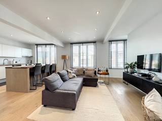 Cet appartement prêt à emménager et également meublé avec deux chambres complètes est situé près de l'UZ Gand. L'emplacement offre une connexion optimale vers l'E40 et l'E17 et le centre historique de Gand est accessible à vélo.Disposition de l'appartement :Hall d'entrée avec toilettes invités - salon - cuisine entièrement équipée avec rangement séparé - chambre 1 - chambre 2 - salle de bain avec double vasque et douche à l'italienne - terrasseL'appartement comprend un garage box pour 150,00 euros par mois.Disponible à partir du 01/02/2026.