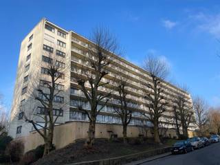 <p><strong>Gesloten parkeerplaats in overdekte parkeergarage, Bracopslaan, Anderlecht</strong></p>
<p>Vlot bereikbare en beveiligde parking in de overdekte gemeenschappelijke parkeergarage aan de Bracopslaan 201-205 te Anderlecht. De garage is afgesloten met een garagepoort en biedt een bruikbare oppervlakte van 2,34 m x 5,16 m, ruim genoeg voor een personenwagen met extra bergruimte.</p>
<p>De parkeerplaats is momenteel verhuurd aan 104 euro per maand, wat dit aanbod ook interessant maakt als kleine opbrengsteigendom.<br /><br />Mits afspraak worden bezoeken ter plaatse georganiseerd.<br /><br />Deze parkeerplaats is vlot toegankelijk en gelegen in de nabijheid van de R0.<br /><br />De parkeerplaats is niet volledig afgesloten van de naastgelegen parkeerplaats.</p>