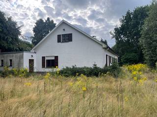 Deze, te renoveren woning, is uitstekend gelegen nabij het centrum van Drongen &amp; Gent, omgeven door groen doch nabij winkels, scholen, openbaar vervoer en de aansluitingen met verschillende verbindingswegen (R4, E40, ...),<br />Bruikbare vloeropp: 196 m<sup>2   </sup>(opgemeten volgens EPC).<br />Perceelsopp: 2.059 m<sup>2</sup>.<br /><br />Indeling:  inkomhal, apart gastentoilet, 3 ruime slaapkamers, badkamer, woonkamer, berging, keuken en een eventueel verder in te richten zolder. Verder is er nog een inpandige garage en een prachtige tuin.<br />Mogelijkheid om te verbouwen aan 6% btw.<br /><br />Voor meer info of bezoek contacteer Sara - Center Office : 0478 90 27 09.<br /><br />EPC:  795 kWh/m²/jaar - F label (renovatieplicht van toepassing). <br />Niet asbestveilig: 0 dringend te verwijderen - 0 dringende maatregelen te nemen - 2 te verwijderen materialen.<br />Stedenbouwkundige info: Woongebieden met landelijk karakter, vergunning uitgereikt, geen voorkooprecht, geen verkavelingsvergunning uitgereikt, geen rechterlijke herstelmaatregel of bestuurlijke maatregel opgelegd.<br />P-Score: A.<br />G-Score: A.<br /><br /> 