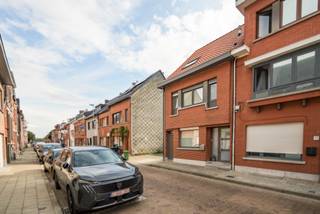 À distance de marche de l'Escaut et à peine 20 minutes à vélo du cœur d'Anvers, vous découvrez cette maison familiale de 1955, très soignée et prête à emménager, sur une parcelle de 415 m². Grâce à la nouvelle sortie d'autoroute du projet Oosterweel, elle est également très facilement accessible en voiture.<br /><br />La maison a été construite à l'époque en béton stable — pas d'ossature en bois — et obtient un label PEB C : les gros travaux ont déjà été réalisés. Le toit a été entièrement rénové en 2021, le pignon latéral a été isolé en 2017 et les châssis en PVC avec double vitrage à haut rendement et volets roulants datent de 2014. La maison dispose en outre d'une chaudière à gaz à condensation.<br /><br />Avec quatre vraies chambres et la possibilité d'en aménager une cinquième, cette maison offre la base idéale pour en faire votre chez-vous. Le magnifique jardin profond est orienté sud-ouest, vous permettant de profiter du soleil jusqu'en soirée. Atout supplémentaire : l'entrée latérale donne un accès direct au jardin avec vélos et poubelles, sans passer par la maison. À proximité immédiate, possibilité de louer un box de garage pour 75 € par mois.<br /><br />Les atouts en un coup d'œil<br />+ 4 chambres, possibilité d'une 5e<br />+ Très soignée et prête à emménager<br />+ Construction stable en béton de 1955<br />+ En ordre sur le plan énergétique : toit neuf (2021), pignon latéral isolé (2017), double vitrage à haut rendement avec volets roulants (2014)<br />+ Jardin profond orienté sud-ouest avec entrée latérale pratique (parcelle de 415 m²)<br />+ Possibilité de box de garage à 75 €/mois<br />+ À 20 minutes à vélo du cœur d'Anvers &amp; excellente connexion vers Gand / Saint-Nicolas / Anvers via l'E17<br /><br />Cette maison réunit tous les atouts que vous recherchez ? Appelez vite le 0478.65.04.73 et planifiez une visite !