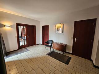 Ruime, karaktervolle woning met 3 slaapkamers, dubbele garage en tuin. De eigendom is gelegen op een toplocatie aan de rand van...