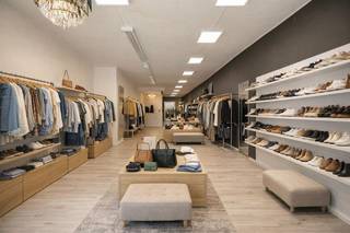  Vous êtes à la recherche d'un espace commercial spacieux avec beaucoup de passage ? Cet espace commercial de plain-pied d'environ 110 m² combine...