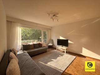 <p><span>Ruim energiezuinig 2-slaapkamerappartement met terras op toplocatie te Berchem!</span></p><p><span>Dit verzorgde 2-slaapkamerappartement is gelegen aan de gegeerde Fruithoflaan in Berchem en geniet van een uitstekende, centrale ligging. Winkels, supermarkten, openbaar vervoer, scholen en belangrijke invalswegen bevinden zich op korte afstand, waardoor u comfortabel woont met alle voorzieningen binnen handbereik. </span></p><p><span> </span></p><p><span>Het appartement heeft volgende indeling:</span></p><p><span> </span></p><p><span>Inkomhal</span></p><p><span>Via de inkomhal bereikt u de verschillende ruimtes van het appartement, de hal is voorzien van een ingemaakte vestiaire kast. Verder beschikt het appartement over een aparte nachthal met een praktische ingemaakte kast, ideaal als extra opbergruimte.</span><span> </span></p><p><span> </span></p><p><span>Leefruimte & keuken</span></p><p><span>De ruime leefruimte van ca. 25 m² geniet dankzij de grote raampartijen van een aangename natuurlijke lichtinval. De warme parketvloer zorgt voor een gezellige en stijlvolle uitstraling. Vanuit de leefruimte heeft u rechtstreeks toegang tot het ruime terras. Alsook is hier een automatisch rolluik aanwezig voor de nodige privacy.</span></p><p><span> </span></p><p><span>De aparte keuken is praktisch ingericht en uitgerust met een koelkast, aparte vriezer, elektrisch kookvuur en vaatwasser. Ook vanuit de keuken heeft u toegang tot het terras, wat zorgt voor extra gebruiksgemak. De keuken is afgewerkt met een onderhoudsvriendelijke tegelvloer. </span></p><p><span> </span></p><p><span>Bovendien zijn de ramen voorzien van vliegenramen.</span></p><p><span> </span></p><p><span>Slaapkamers & badkamer</span><span><br /></span><span>Het appartement beschikt over twee volwaardige slaapkamers. De tweede slaapkamer is voorzien van een ruime ingemaakte kast met legschappen en leent zich perfect als kinderkamer, bureau of logeerkamer.</span></p><p><span> </span></p><p><span>De badkamer is uitgerust met een ligbad, lavabo, aansluiting voor een wasmachine en is afgewerkt met een tegelvloer. Daarnaast is er een afzonderlijk toilet.</span></p><p><span> </span></p><p><span>Terras<br /></span><span>Het ruime, oostgerichte terras van ca. 12,5 m² is bereikbaar via zowel de leefruimte als de keuken. Dankzij de gunstige oriëntatie geniet u hier van de ochtendzon. Bovendien is het terras uitgerust met een elektrisch rolluik, wat zorgt voor extra comfort en privacy.</span></p><p><span>Bij het appartement hoort een privatieve kelder, ideaal voor het opbergen van seizoensgebonden materiaal. </span></p><p><span> </span></p><p><span>Huurprijs en maandelijkse kosten</span></p><p><span>Huurprijs: €930/maand</span></p><p><span>Provisiekosten: €175/maand (verwarming, water en gemeenschappelijke kosten)</span></p><p><span>Beschikbaar: 01/10/2026</span></p><p><span> </span></p><p><span>Extra troeven</span></p><p><span>- Topligging</span></p><p><span>- Terras</span></p><p><span>- Kelder</span></p><p><span>- energiezuinig</span></p><p><span>- radiatoren uitgerust met thermostatische kranen</span></p><p><span>- nieuwe ramen sinds 2023</span></p><p><span> </span></p>