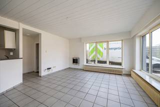 Bent u op zoek naar een ruim appartement dat u volledig naar eigen smaak kunt opfrissen? Dan is dit appartement aan de Neerstraat 102 te Tessenderlo zeker een bezoek waard.

Met een bewoonbare oppervlakte van 104 m² biedt dit appartement aangename en ruime leefruimtes, ideaal voor zowel eigen bewoning als investering. De indeling zorgt voor veel  tal van mogelijkheden om het interieur te moderniseren volgens uw persoonlijke wensen.

Een belangrijke troef is het gunstige EPC-label B, wat resulteert in een energiezuinige woning en lagere energiekosten. Hierdoor voldoet het appartement reeds aan hedendaagse energie-eisen.

Gelegen op een vlot bereikbare locatie nabij winkels, scholen, openbaar vervoer en belangrijke verbindingswegen, geniet u hier van een uitstekende combinatie van rust en bereikbaarheid.

Troeven:

+ Bewoonbare oppervlakte van 104 m²
+ Ruime leefruimtes
+ Op te frissen naar eigen smaak
+ Gunstig EPC-label B
+ Centrale ligging in Tessenderlo
+ Interessant voor eigen bewoning of als investering

Een appartement met veel potentieel op een goede locatie. Garage optioneel bij aan te kopen aan € 19.900.

 Contacteer ons vandaag nog voor meer informatie of een bezichtiging.