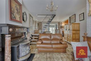 <p>Deze bijzonder waardevolle eigendom is gelegen nabij het park en bestaat uit de huisnrs 14 en 16.<br />De woning op nr 14 omvat de inkomhall, living, open volledige keuken, garage en terras. Op de verdieping bevinden zich 3 slaapkamers en de badkamer.<br />Op het nr. 16 is een volledig ingerichte studio (keuken, living, douchecel) gecreëerd die perfect verhuurbaar is. <br />De woning heeft dubbele beglazing en is en heeft CV op aardgas. Een ruime zolder biedt mogelijkheden. <br />Interessant zijn ook de 2 staanplaatsen vooraan. <br />Graag een bezoek: contacteer Marc 0475 595959 of kantoor 053/70.23.67</p>