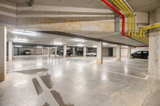 Ondergrondse autostaanplaats te huur op centrale locatie te Deurne! <br /><br />Deze ondergrondse autostaanplaats is gelegen langs de Herentalsebaan in Deurne onder het project Silsburg Gardens. <br /><br />Makkelijk toegankelijk en afmetingen als volgt:<br />2,50 m breedte x 5,00m diepte. <br />De inrit beschikt over een automatische poort. Deze kan open doormiddel van een afstandsbediening en/of code.<br /><br />Maandelijkse kosten: € 10,00/maand. <br /><br />Heeft u interesse in deze autostaanplaats? Contacteer ons gerust voor meer informatie via 03 337 50 70 of info@vbvastgoed.be.