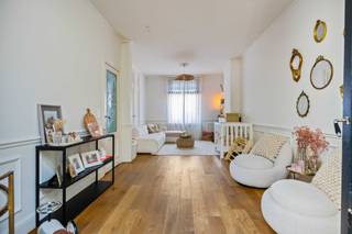 Karaktervolle woning met zonnige tuin in hartje Schoten!<br />Bent u op zoek naar een instapklare woning waar historische charme en hoogwaardige, moderne afwerking samenkomen? Deze prachtig onderhouden woning (ca. 180 m² bewoonbaar) in Schoten verrast door haar lichtinval en uitstekende energetische prestaties (EPC B).<br /><br />Toplocatie: Rust in het centrum<br />Gelegen in een fijne straat met aangename buren, bevindt deze woning zich op een plek waar u alles te voet kunt doen: het bruisende centrum, scholen, restaurants en cafeetjes liggen om de hoek. Bovendien liggen zowel Park Vordenstein als het Gemeentepark op wandelafstand.<br /><br />Indeling<br />Gelijkvloers: Design ontmoet authenticiteit<br />U wordt verwelkomd in een prachtige inkomhal met originele cementtegels, stijlvolle lambrisering en een gastentoilet met authentiek glas-in-lood. De leefruimte op warme parketvloer straalt rust uit. Zwarte dubbele deuren leiden naar de eyecatcher: een royale, modern-landelijke leefkeuken, volledig uitgerust en met directe toegang tot een praktische wasberging.<br /><br />Eerste verdieping: Ruimte en licht<br />Hier bevindt zich de indrukwekkende masterbedroom met hoge plafonds en overvloedig daglicht. De sfeervolle badkamer beschikt over een authentiek ligbad op pootjes, een douche, tweede toilet en lavabomeubel.<br /><br />Tweede verdieping<br />De bovenste verdieping herbergt twee volwaardige, lichte kinderkamers.<br /><br />Tuin &amp; Buitenruimte<br />De zuidwest georiënteerde tuin biedt de hele dag zon. Achteraan bevindt zich een handige tuinberging van ca. 15 m².<br /><br />De belangrijkste troeven:<br />Energiezuinig: EPC-label B, inclusief zonnepanelen en airconditioning.<br /><br />Stijlvolle afwerking: Lambrisering, originele tegels en moderne zwarte accenten.<br /><br />Technisch 100%: Elektriciteit is volledig conform.<br /><br />Locatie: Scholen, parken en horeca op wandelafstand in een fijne buurt.<br /><br />Kortom: een sfeervolle, instapklare woning met een hoogwaardige esthetiek op een toplocatie!