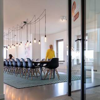 Volledig ingericht en instapklaar kantoor gelegen langsheen de Scheldekaaien, 17m gevel met Scheldezicht.De ruimte is voorzien van een ruime open...