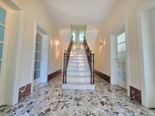 Prachtige en zeer goed onderhouden dokterswoning ('Bj '39) binnen de beschermde Dumontwijk te De Panne. De eigendom bevindt zich op enkele stappen...