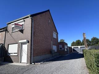 Instapklare, met zorg gerenoveerde woning op een uitzonderlijk rustige en landelijke locatie in een doodlopende straat. De woning beschikt over 2 slaapkamers, een zolder, een ruime achterinkom/veranda en royale bergruimte. Daarnaast geniet u van een onderhoudsvriendelijke buitenruimte, voldoende parkeergelegenheid en een uitstekende bereikbaarheid.<br /><br />De woning werd met zorg gerenoveerd met oog voor comfort en energiezuinigheid: nieuwe draai-kiepramen met HR-glas, binnenmuurisolatie in de keuken, leefruimte en slaapkamers en een volledig vernieuwd en geïsoleerd dak. De woning is volledig conform voor verhuur en beschikt over een conformiteitsattest (CA).<br />Alle ramen zijn voorzien van manueel bedienbare rolluiken of optrekgordijnen of lamellen. De woning is volledig voorzien van verlichtingsarmaturen.<br /><br />🗝️ 𝗣𝗿𝗮𝗸𝘁𝗶𝘀𝗰𝗵𝗲 𝗵𝘂𝘂𝗿𝗶𝗻𝗳𝗼𝗿𝗺𝗮𝘁𝗶𝗲<br />Huurprijs: € 1 200 p.m. | Onmiddellijk beschikbaar<br />Hwb: 3 maanden | EPC-label D<br />HC.: woninghuur (1 jaar overgaand in 9 jaar) <br />Plaatsbeschrijving door expert op gem. kosten (50/50) <br /><br />✨ 𝗗𝗶𝘃𝗲𝗿𝘀𝗲𝗻:<br />Centrale verwarming op stookolie met radiatoren. | Airco in leefruimte<br />Individuele tellers E + W. <br />Achterliggende garages zijn niet inbegrepen, de open poort zal worden dichtgemaakt. <br />Vaatwasmachine, oven en microgolfoven mogen kosteloos verder gebruikt worden.<br /><br />📞 Interesse? Contacteer ons snel voor een bezoek via mail mét vermelding telefoonnummer: info@dekrem.be.<br />Bekijk meer info op onze website: www.dekrem.be.