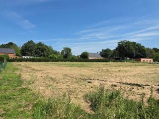 <p><span>Op een gunstige locatie te Schriek (Heist-op-den-Berg) bevindt zich deze bouwgrond voor open bebouwing op een perceel van 1072 m². U bevindt zich hier tussen twee centrale dorpen Schriek en Booischot (Pijpelheide) met winkels, scholen en lokale handelaars op fietsafstand. Nabijheid van Booischot station. Gunstige verbinding naar Aarschot en bij uitbreiding Leuven. Het bewijs dat landelijk wonen met een goede verbinding hand in hand kunnen gaan. </span></p><p><span>Deze bouwgrond gelegen rechts naast nummer 47 en aangeduid als lot 1 op het goedgekeurde verkavelingsplan biedt zeer mooie bouwmogelijkheden. <br />De 3D-beelden geven een weergave van een mogelijke woning volgens de geldende bouwvoorschriften conform de verkavelingsvoorschriften. Deze zijn louter indicatief en ter inspiratie.</span></p><p><span>Bouwvoorschriften</span><span>:<br />- Bouwgrond voor open bebouwing, vrijstaande ééngezinswoning<br />- Eengezinswoningen, met inbegrip van zorgwoningen worden toegelaten.<br />- Functies complementair aan het wonen, zoals kantoorfunctie, vrij beroep en dienstverlening zijn toegelaten (zie voorwaarden)<br />- Bouwbreedte max. 16,03m<br />- Bouwdiepte max. 17m<br />- Max. nokhoogte is 11m<br />- Dakvorm plat of schuin dak toegelaten<br />- Bijgebouw max 75 m² toegelaten</span></p><p><span>Troeven:</span></p><p><span>- Bouwgrond voor vrijstaande woning<br />- Mooi onderhouden bouwgrond, bouwrijp<br />- Ruim perceel van 10a72ca<br />- Goedgekeurde verkaveling<br /><br />Contacteer ons kantoor Dupont Vastgoed voor meer informatie op 015 15 15 15.</span></p>