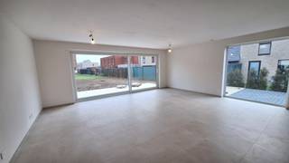 <strong>Halfopen nieuwbouwwoning te koop – Monica Vancloosterstraat, Roeselare (Beveren)</strong><br /><br />Deze moderne<strong> halfopen nieuwbouwwoning </strong>maakt deel uit van een stijlvol nieuwbouwproject in de rustige Monica Vancloosterstraat te Roeselare (Beveren).<br />Met een perceel van <strong>279 m²</strong> en een doordachte indeling biedt deze woning comfort, ruimte en energiezuinig woonplezier.<br /><br /><strong>Indeling gelijkvloers</strong><br />Via de inkomhal kom je binnen in de <strong>lichtrijke leefruimte met open keuken</strong>, ontworpen voor maximaal licht en een ruimtelijk gevoel. Aansluitend bevindt zich een <strong>grote berging van 10 m²</strong>, ideaal als voorraad- of wasruimte.<br />De woning beschikt verder over een <strong>tuinberging, carport, ruime oprit, terras</strong> en een aangelegde tuin — perfect om meteen zorgeloos te genieten van je nieuwe thuis.<br /><br /><strong>Indeling verdieping</strong><br />Op de bovenverdieping vind je een functionele <strong>nachthal</strong>, die ook de mogelijkheid biedt om een <strong>bureau of werkhoek</strong> te creëren.<br />Daarnaast zijn er <strong>drie slaapkamers</strong> (17 m², 9 m² en 9 m²) en een volledig uitgeruste badkamer met<strong> inloopdouche, ligbad en dubbel lavabomeubel</strong>. Een <strong>afzonderlijk toilet </strong>en bovenberging maken deze verdieping volledig.<br /><br /><strong>Energiezuinig &amp; modern</strong><br />Zoals de andere woningen in het project is ook deze woning <strong>energiezuinig </strong>(E-peil ≤ 30) en uitgerust met <strong>zonnepanelen</strong>, een <strong>warmtepomp </strong>en <strong>vloerverwarming</strong>.<br />Dankzij deze technieken geniet je van een laag energieverbruik en een toekomstgerichte woning.<br /><br /><strong>Topligging</strong><br />De woning ligt in een rustige, nieuwe woonomgeving in Beveren (Roeselare), met:
<ul>
	<li><strong>Snelle verbinding naar de E403</strong> (Brugge – Kortrijk)</li>
	<li><strong>Vlotte bereikbaarheid van het centrum van Roeselare</strong></li>
	<li>Winkels, scholen en sportfaciliteiten in de buurt</li>
	<li>Een kindvriendelijke woonomgeving met groene accenten</li>
</ul>
<br /><strong>Perceel: 279 m²</strong><br /><br />* Foto's binnenzijde van een gelijkaardige woning *<br /><br />Neem contact voor een vrijblijvend bezoek via <strong>051 21 11 11</strong> of <strong>matias@imfiro.be</strong>
