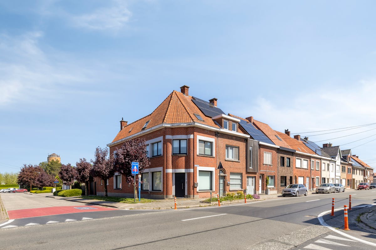 Een charmant huis met gezellige tuin en garage te Roeselare - foto 2
