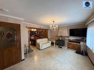 <p><span>WONING MET 2 SLAAPKAMERS IN DE NABIJHEID VAN HET CENTRUM TE HUUR</span></p><p><span>Huurprijs : 950 euro/maand</span></p><p><span> </span></p><p><span>Op het gelijkvloerse verdiep is er een inkomhal.</span></p><p><span> </span></p><p><span>Op de eerste verdieping is de ruime living met bar, eiken keuken en badkamer.</span></p><p><span> </span></p><p><span>Op de tweede verdieping zijn 2 slaapkamers .</span></p><p><span> </span></p><p><span>Aarzel niet en bel 0475/51.40.73 voor een afspraak of email info@svena.be.</span></p><p><span> </span></p><p><span>Deze gegevens zijn louter informatief en wij kunnen niet aansprakelijk gesteld worden voor eventuele onjuistheden.</span></p><p><span>De bewoonbare oppervlakte is slechts indicatief.</span></p><p><span> </span></p><p><span> </span></p><p><span> </span></p>