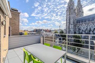 Instapklaar 1 slaapkamer dakappartement te koop gelegen langs de Prins Boudewijnstraat gelegen op de 5de verdieping met zicht op het Petrus-en Paulusplein. <br /><br />Indeling: <br />- lichtrijke leefruimte met toegang tot het zuidgericht terras met zicht op het Petrus- en Paulusplein<br />- open keuken voorzien van een spoeltafel, frigo, diepvries, combi-oven en keramische kookplaat<br />- badkamer uitgerust met een lavabomeubel met spiegelkast, bubbelbad met geïntegreerde douche en berging met voorziening aansluiting wasmachine<br />- slaapkamer (11m²) voorzien van ingemaakte kasten met toegang tot het terras (20m²) <br /><br />Mogelijkheid tot aankopen ruime gesloten garagebox nabijgelegen. <br /><br />Pluspunten: <br />- prachtig open zicht <br />- schitterende terrassen voor -en achteraan<br />- toplocatie<br />- instapklaar <br /><br />Bent u op zoek naar een instapklaar appartement te koop met schitterende terrasen? Contacteer ons voor een bezoek ter plaatse. <br /><br />