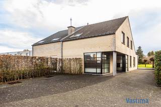 Ontdek deze uitzonderlijk ruime halfopen woning in Lede: de perfecte keuze voor gezinnen die comfortabel en levenslang willen wonen...