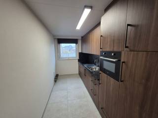 Gerenoveerd appartement met 2 slaapkamers en ondergrondse garage.Op de 2de verdieping van een verzorgd gebouw vinden we dit stijlvol en instapklaar...