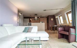 <p><span>Profitez chaque jour de l'ambiance de vacances dans ce joli appartement meublé !<br /></span><span>Rêvez-vous d'un séjour dans une oasis de calme avec le confort d'un complexe touristique ? Cet appartement, situé dans une résidence privée avec piscine, offre tout ce dont vous avez besoin pour un séjour sans souci.<br />Avec 2 chambres spacieuses, un espace intermédiaire avec un lit superposé supplémentaire, une salle de bains et un salon agréable avec cuisine ouverte entièrement équipée, c'est l'endroit idéal pour vous détendre et profiter avec votre famille.<br />La terrasse donne sur la piscine commune accueillante – un cadre idéal pour se détendre.<br />En tant que résident, vous bénéficiez exclusivement du luxe de la piscine, idéale pour une baignade rafraîchissante lors des journées ensoleillées. De plus, cette résidence est située dans un emplacement privilégié : un environnement calme et verdoyant avec toutes les commodités de Bredene à portée de main.<br />À distance de marche d'un parc, d'un mini-golf, du centre Staf Versluys, entre les dunes et le centre.</span></p><p><span> </span></p><p><span>Confort supplémentaire avec parking et espace de rangement</span><span><br />Une place de parking extérieure supplémentaire est disponible pour €22.000 . Une place de parking souterraine avec un spacieux espace de rangement est à vendre pour €30.000 .<br />Ne manquez pas cette opportunité unique et venez découvrir cet appartement exceptionnel ! </span></p><p><span> </span></p><p><span>Rendement<br /></span><span>De plus, vous pouvez obtenir un rendement supplémentaire en louant l'appartement via une agence de location, tout en en profitant vous-même pendant les périodes que vous choisissez !</span></p><p><span> </span></p><p><span> </span></p><p><span> </span></p>