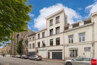 <p>Ontdek deze uitzonderlijke dubbelwoning in het bruisende Borgerhout, Antwerpen! Met een bewoonbare oppervlakte van 349 m² biedt dit huis ruimte, mogelijkheden en indien gewenst een goed rendement. Gelegen aan het levendige Koxplein, geniet u van de bruisende sfeer van Borgerhout, met winkels, horeca en cultuur op wandelafstand. Dankzij de uitstekende verbindingen bent u zo in het centrum van Antwerpen of op de snelweg.<br /><br />Op het gelijkvloers bevindt zich enerzijds een handelsruimte en een inpandige garage voor 2 wagens. Achteraan is er een gezellige koer/stadstuin van ca. 30 m². <br />De eerste verdieping omvat een zeer ruime woonkamer over de volledige breedte met een open keuken. <br />Op de verdiepingen erboven vinden we de 6 slaapkamers en 2 badkamers. <br /><br />Zowel de handelsruimte als de woning zijn momenteel verhuurd (als co-housing). De huurwaarde per jaar bedraagt ca. 33.000 euro. <br />De energieprestatie werd recent verbeterd dankzij de isolatie van een groot deel van de achtergevel in 2025 (12 cm EPS – 84 m²), wat resulteert in een EPC-label C. Er is geen renovatieverplichting van toepassing.<br /><br />Kom langs, laat u verrassen door de mogelijkheden, en maak van dit uitzonderlijke huis uw eigen thuis in hartje Antwerpen. Interesse? <br />Neem contact op met Nico op nico@reds.be of op 0478/01.20.12</p>