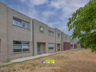 <strong>EENGEZINSWONING MET 3 SLAAPKAMERS TE ELEN.</strong><br /><br /><strong>TROEVEN<br /></strong>- Ligging met vlotte verbinding naar Dilsen-Stokkem, Maaseik en de Nederlandse grens.<br />- Instapklare gezinswoning.<br />- Bewoonbare oppervlakte van 141m².<br />- Drie volwaardige slaapkamers en aparte dressing.<br />- Lichtrijke woonkamer met airconditioning.<br />- Volledig omheinde tuin met overdekt terras.<br />- Garage.<br /><br /><strong>KELDERVERDIEPING</strong><br />- Kruipkelder.<br /><br /><strong>GELIJKVLOERS</strong><br />- Inkomhal (2,40m x 2,80m = 6,72m²): tegelvloer.<br />- Woonkamer (5,00m x 8,90m = 44,50m²): trap naar verdieping 1, airco, tegelvloer.<br />- Keuken (3,40m x 3,20m = 10,88m²): keukeneiland (onderkasten, spoelbak), keukenwand (koelkast, onder- en bovenkasten, lades, oven, keramische kookplaat, dampkap), tegelvloer.<br />- Toilet (0,90m x 1,80m = 1,62m²): hangtoilet, lavabo, tegelvloer.<br />- Berging (1,90m x 1,80m = 3,42m²): aansluiting wasmachine en droogkast, uitgietbak, luik naar kruipkelder, tegelvloer.<br /><br /><strong>VERDIEPING +01</strong><br />- Overloop (4,30m x 1,00m = 4,30m²): laminaatvloer.<br />- Badkamer (2,90m x 2,90m = 8,41m²)= badkamermeubel (onderkast en dubbele spoeltafel), ligbad, douche, hangtoilet, tegelvloer.<br />- Slaapkamer 1 (2,73m x 4,00m = 10,92m²): laminaatvloer.<br />- Dressing (2,90m x 3,00m = 8,70m²): laminaatvloer.<br />- Slaapkamer 2 (2,80m x 3,50m = 9,80m²): laminaatvloer.<br />- Slaapkamer 3 (3,25m x 3,40m = 11,05m²): laminaatvloer.<br />- Technische ruimte (3,00m x 1,80m = 5,40m²): CV-installatie aardgas, ventilatie, laminaatvloer.<br /><br /><strong>EXTERIEUR</strong><br />- Omheinde tuin: bereikbaar via achterzijde.<br />- Overdekt terras (3,50m x 3,30m = 11,55m²): terrastegels.<br />- Garage (5,90m x 3,60m = 21,24m²): sectionale poort, betonvloer.<br /><br /><strong>EXTRA INFORMATIE</strong><br /><span>Deze woning wordt momenteel verhuurd aan een basishuurprijs van 1150 EUR per maand. De koper dient dus rekening te houden met het lopende huurcontract. De huurovereenkomst opzeggen voor eigen bewoning kan van zodra u eigenaar bent en mits een opzegtermijn. U dient er dan rekening mee te houden dat de huurder een termijn krijgt om een nieuwe woning te zoeken.</span><br /><br />Bekijkt u deze advertentie via een aanverwante vastgoedsite, surf dan zeker naar onze website www.N78vastgoed.be voor een uitgebreide beschrijving en foto's. Meer info: +32 (0)89 86 18 88 of info@N78vastgoed.be.