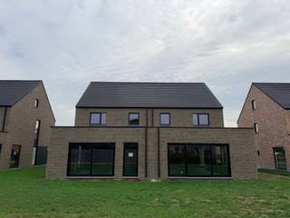 Op zoek naar een rustig gelegen moderne of pastorijwoning met veel ruimte en groen? Hier vind je misschien wel het huis waar je naar zoekt!<br /><br />In het charmante Kaprijke, midden in het groene en gezellige Meetjesland, heeft Bosman Woningbouw nog enkele woningen te koop. Het gaat om zowel gesloten bebouwing als halfopen bebouwing in moderne en pastorijstijl met 3 slaapkamers.<br /><br />De woningen zijn gelegen in de nieuw aangelegde Madeliefjesstraat en Vrijheidsstraat. Bij de aanleg en de bouw is veel aandacht gegeven aan groen en ruimte zodat u zich helemaal op uw gemak voelt. En dit op slechts 5min rijden van de expresweg.<br /><br />Deze woningen werden met aandacht voor de huidige strenge energienormen gebouwd, wat resulteert in bijna energie neutrale woningen (BEN) én worden volledig instapklaar afgewerkt.<br /><br />De woningen beschikken over zonnepanelen, een lucht-water warmtepomp en vloerverwarming beneden en boven.<br /><br />Lot 4: Deze toekomstige kijkwoning wordt volledig instapklaar afgewerkt. Dit houdt in dat ze voorzien zal zijn van een goed uitgeruste keuken, vloerbekleding in de slaapkamers en nachthal, ligbad en douche, chape terras, meubels en verlichting. Bovendien zal de woning geschilderd worden.<br /><br />Helemaal geprikkeld door ons aanbod? Twijfel dan niet om contact met ons op te nemen, we helpen u graag verder met al je vragen!