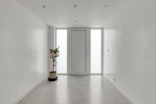 <p>Instapklare bel-etagewoning in Aalst</p><p>Bent u op zoek naar een ruime, moderne en volledig instapklare bel-etagewoning op een rustige, maar toch centrale ligging in Aalst? Dan is deze mooie woning in de Raffelgemstraat 5 zeker een bezoek waard.</p><p>De woning werd recent gerenoveerd en combineert hedendaags wooncomfort met een praktische indeling. Op de woonverdieping geniet u van een aangename en lichtrijke leefruimte, ideaal om gezellig te vertoeven met het gezin of gasten te ontvangen.</p><p>Verder beschikt de woning over 3 slaapkamers, een moderne en praktische badkamer en voldoende ruimte voor wie comfortabel wil wonen met extra mogelijkheden voor bureau, hobbyruimte of dressing.</p><p>Ook technisch zit deze eigendom uitstekend: met een gunstig EPC-label B en een conforme elektrische installatie bent u verzekerd van zorgeloos wooncomfort.</p><p>Buiten biedt de omheinde tuin met terras een fijne plek om te ontspannen. De woning beschikt bovendien over een oprit en garage, wat bij een bel-etagewoning zorgt voor extra praktisch comfort en parkeergelegenheid op eigen terrein.</p><p>De extra troeven van deze woning zijn: goede ligging, instapklaar, gunstig EPC, conform elektriciteit en asbestvrij.</p><p>De vermelde prijs is een richtprijs. Na ontvangst van de biedingen zal de verkoper beslissen of hij/zij de eigendom verkoopt aan het beste bod. De richtprijs is aldus niet bindend voor de verkoper.<br />Voor meer info kunt u ons contacteren op 053/70.23.67 of info@derick.be</p>