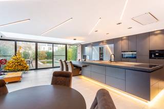 Luxueuze halfopen villa met zwembad, gelegen in de gegeerde Elsdonckwijk, nabij winkels, scholen, openbaar vervoer, ziekenhuizen, Fort V...