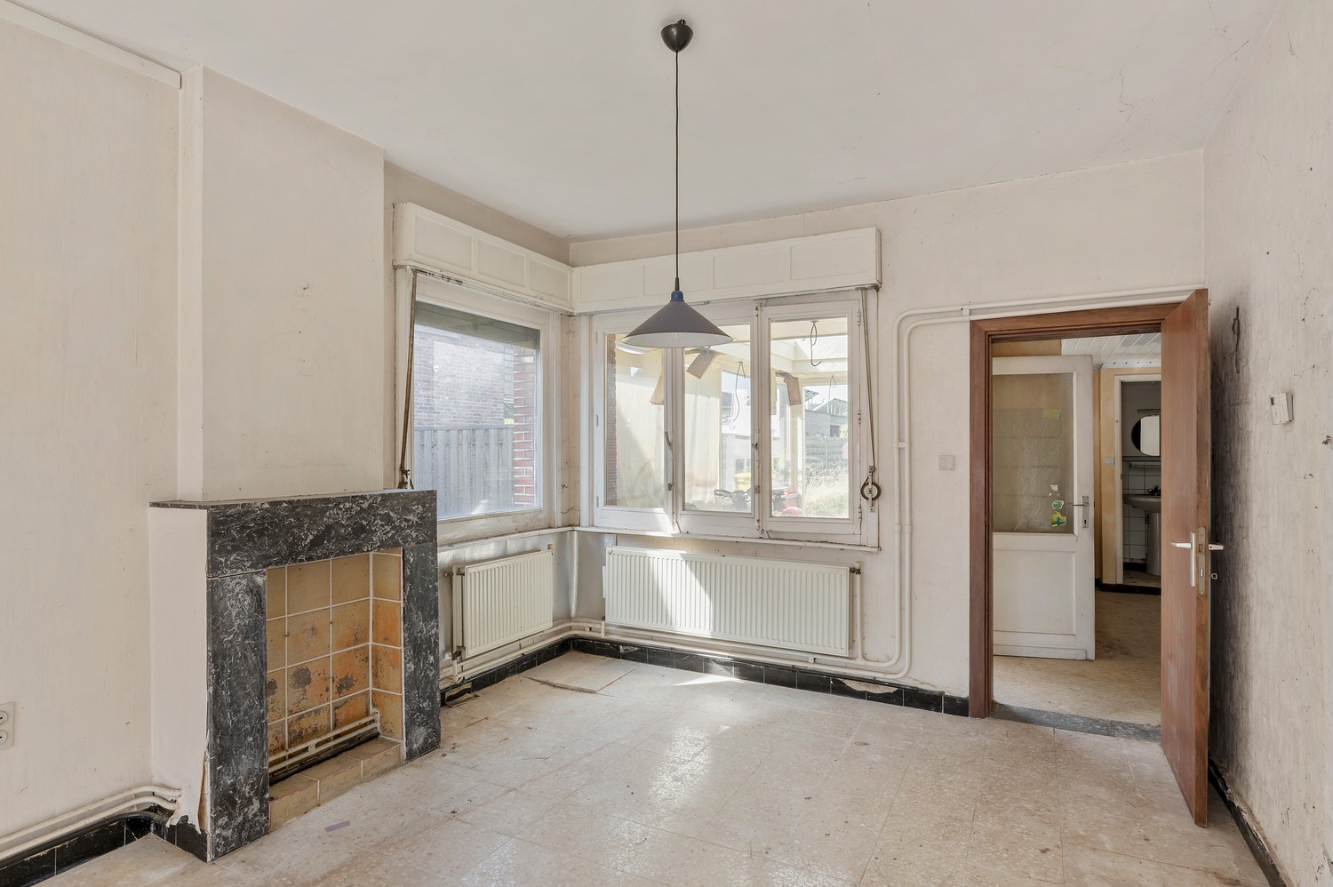 Volledig te renoveren halfopen gezinswoning op een perceel van 834 m². - foto 4