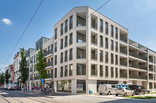 <p>PLAN UW BEZOEK VIA VOLGENDE LINK: https://listed.mijnhuurprofiel.be/whise/7553393</p>
<p>Bent u opzoek naar een prachtig nieuwbouw appartement in een gezellige buurt?<br /><br />Dan is een woning in het Poort Op ‘t Zuid zeker iets voor u!<br /><br />De omgeving van de Balansstraat en de Brederodestraat op de brderodewijk, is het perfecte decor voor zowel jong als oud. Omringd door tal van hippe terrasjes, leuke restaurants en winkels maken van deze ligging een toplocatie.<br /><br />Bij het betreden van dit leuk appartement komt u binnen in een ruime inkomhal die voorzien is van een gastentoilet en een berging.<br /><br />De leefruimte met moderne ingerichte openkeuken beschikt over enorm veel lichtinval dankzij de grote raampartijen en het overdekte terras.<br /><br />Het appartement is uitgerust met 1 ruime slaapkamer die een ensuite badkamer heeft met een wastafel en ligbad. Verder geeft de slaapkamer ook nog toegang tot het overdekte terras.<br /><br />Het appartement wordt nog volledig geschilderd en voorzien van gordijnen en verlichting.<br /><br />- Huurprijs: €995<br /><br />- Kosten: €120 (incl verwarming)<br /><br />Laat deze unieke buitenkans u niet voorbijgaan en contacteer LISTED voor een persoonlijke rondleiding: +32 3 283 51 51.</p>