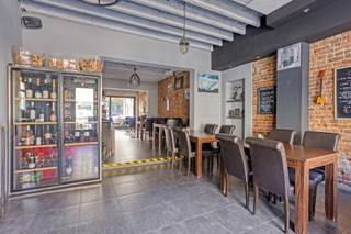 <p>Ontdek dit veelzijdige handelshuis op een topligging in het centrum van Groot-Bijgaarden, waar visibiliteit en passage garant staan voor commercieel succes.</p><p>Op het gelijkvloers bevindt zich momenteel een restaurantruimte van ca. 114 m², volledig ingericht met sanitair, een aangenaam zuidgericht terras én een tuin. Dankzij de centrale ligging is dit pand uitermate geschikt voor horeca of andere commerciële activiteiten die willen profiteren van de levendige omgeving en de constante stroom aan voorbijgangers.</p><p>Op de eerste verdieping vindt u een ruim appartement met een gezellige leefruimte, aansluitend de keuken, twee volwaardige slaapkamers en een douchekamer. Ook is er een prachtig, groot en zonnig terras waar het heerlijk vertoeven is. De tweede verdieping biedt een zolderruimte die perfect kan dienen als derde slaapkamer, bureau of hobbyruimte. Het appartement kan een lichte opfrissing gebruiken, wat u de kans geeft om het volledig naar eigen smaak te personaliseren.<br /><br />Daarnaast beschikt het pand over praktische kelderruimtes die ideaal zijn als opslag, voorraadruimte of archief — een absolute meerwaarde voor horeca-uitbating of zelfstandige activiteiten.</p><p>Kortom, een unieke opportuniteit voor wie wonen en werken wil combineren of op zoek is naar een interessante investering op een commerciële toplocatie. Laat u verrassen door de mogelijkheden en plan vandaag nog uw bezoek!</p>
